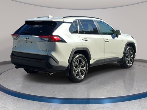 Used 2022 Toyota RAV4 XLE Premium AWD/4WD image 5