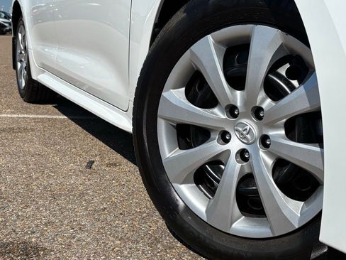 Used 2025 Toyota Corolla LE image 2