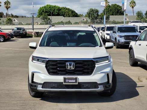 New 2025 Honda Pilot Touring image 2