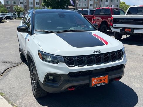 Used 2025 Jeep Compass Trailhawk AWD/4WD image 5