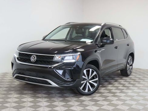 Used 2024 Volkswagen Taos SE FWD image 1