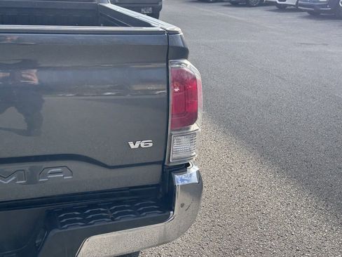 Used 2022 Toyota Tacoma TRD Off-Road image 9