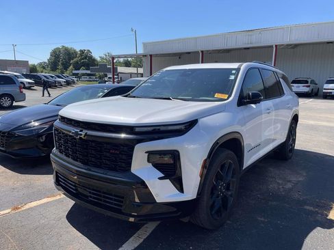 Used 2024 Chevrolet Traverse RS FWD image 3
