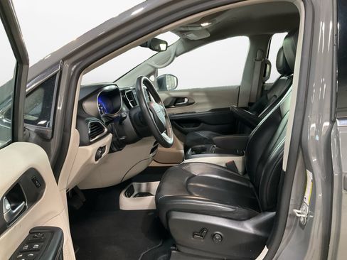 Used 2023 Chrysler Pacifica Touring-L FWD image 9