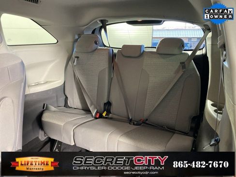 Used 2024 Toyota Sienna LE image 28