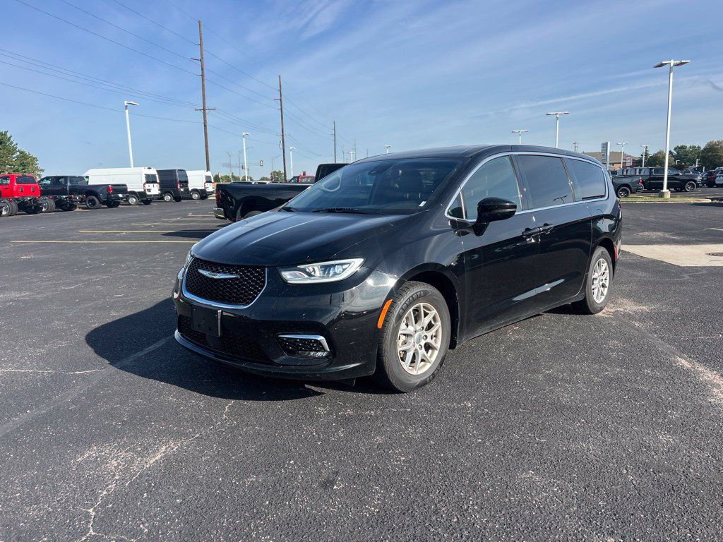 Used 2025 Chrysler Pacifica Select FWD image 5