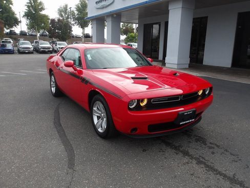 Used 2023 Dodge Challenger SXT image 2