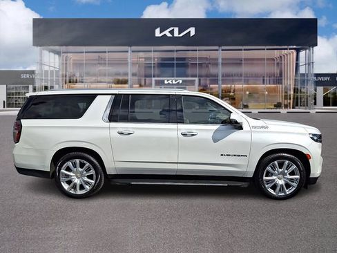 Used 2022 Chevrolet Suburban High Country w/ Max Trailering Package AWD/4WD image 7