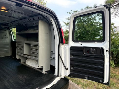 Used 2011 GMC Savana 3500 image 16