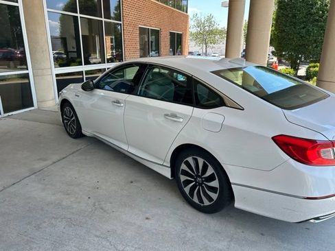 Used 2020 Honda Accord Touring image 2