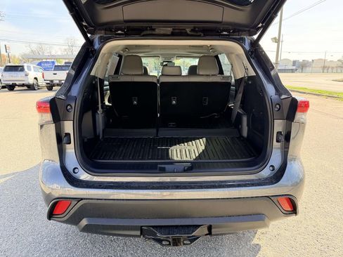 Used 2023 Toyota Highlander XLE AWD/4WD image 15