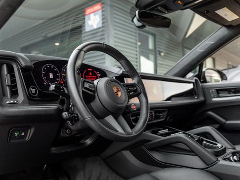 Certified 2025 Porsche Cayenne Turbo GT image 4