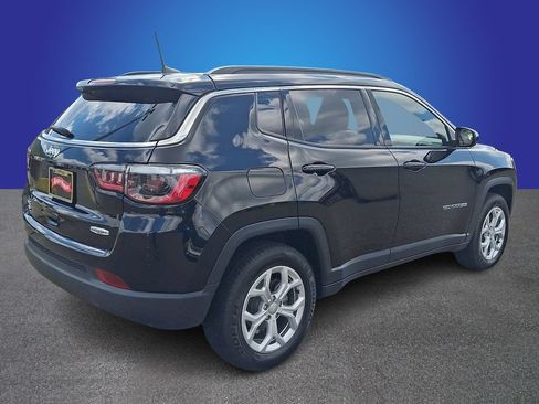 Used 2024 Jeep Compass Latitude AWD/4WD image 4