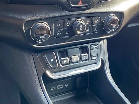 Used 2020 GMC Terrain SLE w/ Driver Convenience Package FWD image 8