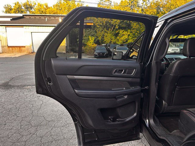 Used 2018 Ford Explorer XLT w/ XLT Appearance Package AWD/4WD image 13