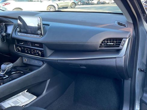 Used 2023 Nissan Rogue S image 17