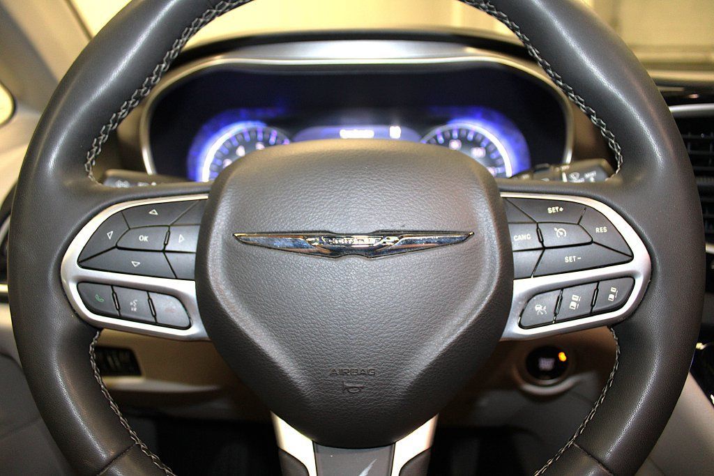 Certified 2024 Chrysler Pacifica Touring-L FWD image 11