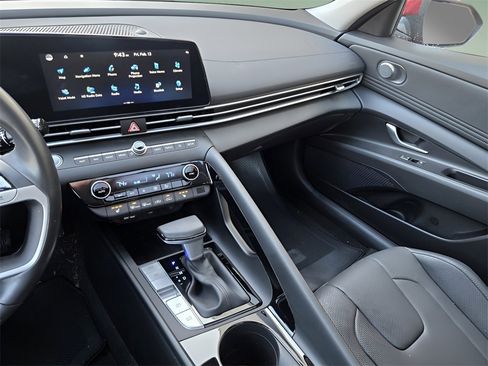 Used 2023 Hyundai Elantra Limited image 30