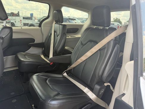 Used 2023 Chrysler Pacifica Touring-L FWD image 15