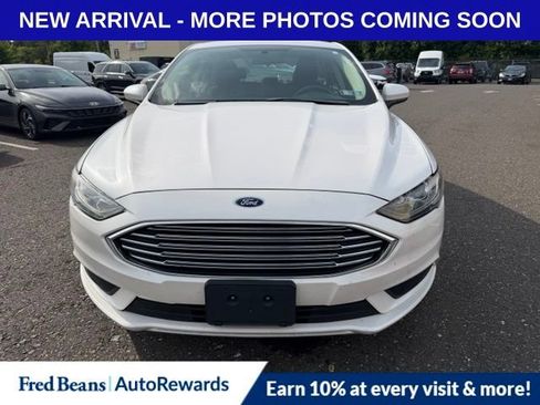 Used 2018 Ford Fusion SE w/ Fusion SE Technology Package FWD image 2