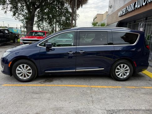 Used 2020 Chrysler Pacifica Touring-L FWD image 4