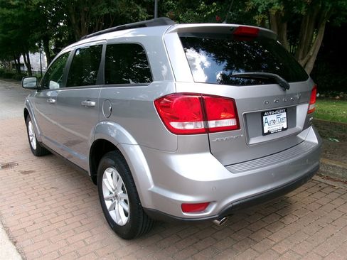 Used 2018 Dodge Journey SXT w/ Safe & Sound Group FWD image 5