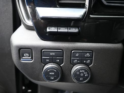 Used 2022 Chevrolet Silverado 1500 LTZ w/ LTZ Premium Package AWD/4WD image 18