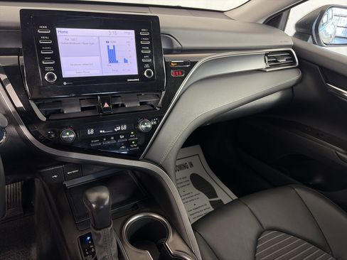 Used 2021 Toyota Camry SE image 4
