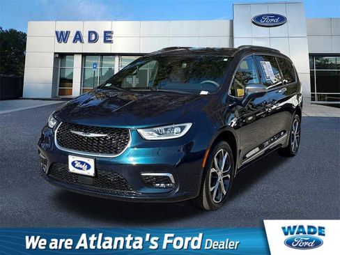 Used 2022 Chrysler Pacifica Pinnacle image 1