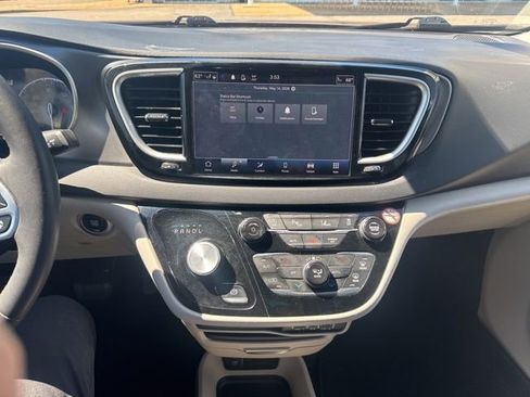 Used 2024 Chrysler Pacifica Touring-L FWD image 7