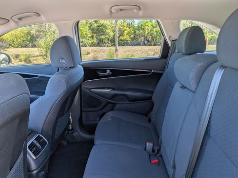 Used 2019 Kia Sorento LX image 15