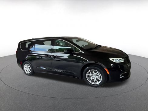 Used 2024 Chrysler Pacifica Touring-L FWD image 2