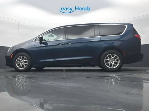 Used 2025 Chrysler Pacifica Select FWD image 30
