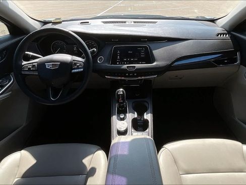 Used 2023 Cadillac XT4 Luxury w/ Cold Weather Package FWD image 9