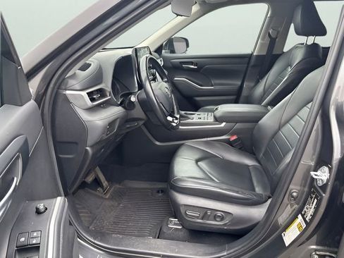 Used 2020 Toyota Highlander XLE AWD/4WD image 11