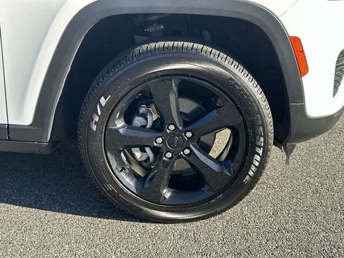 Used 2023 Jeep Grand Cherokee Altitude AWD/4WD image 13