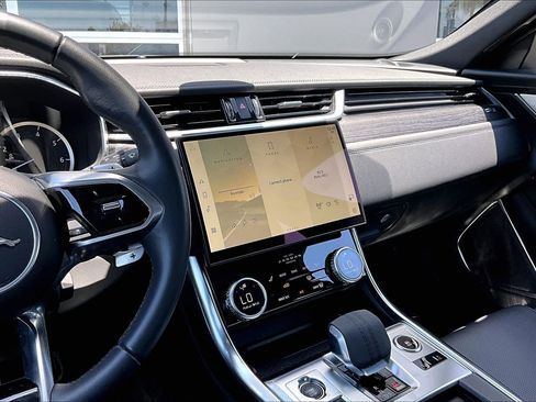 Used 2023 Jaguar XF SE RWD image 6