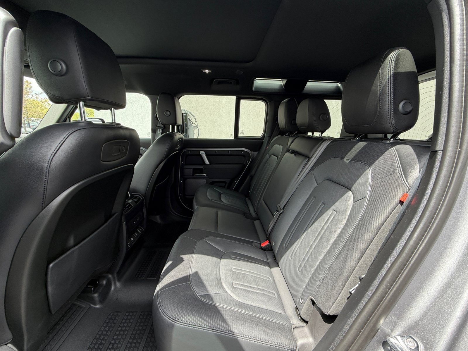 Used 2022 Land Rover Defender 110 X-Dynamic SE AWD/4WD image 18