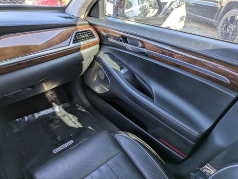 Used 2017 Genesis G90 3.3T Premium image 18