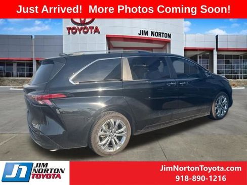 Used 2024 Toyota Sienna Platinum image 3