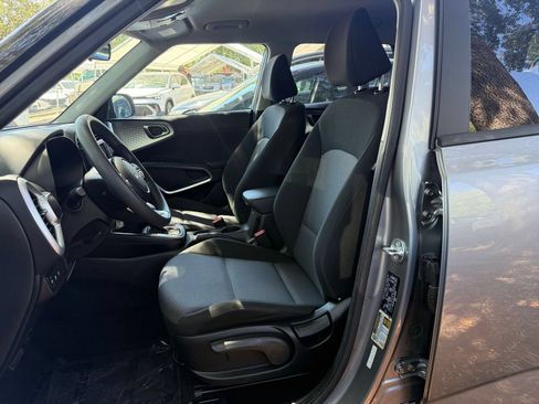 Used 2025 Kia Soul LX w/ LX Technology Package FWD image 33