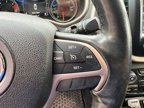Used 2016 Jeep Cherokee Latitude w/ Cold Weather Group AWD/4WD image 23