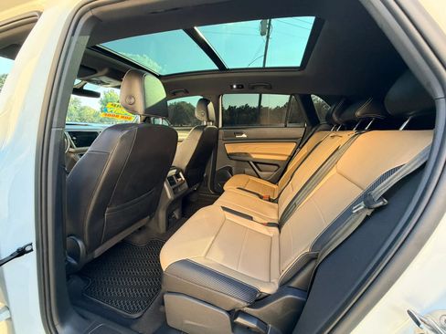 Used 2021 Volkswagen Atlas Cross Sport SE w/ Panoramic Sunroof Package FWD image 11
