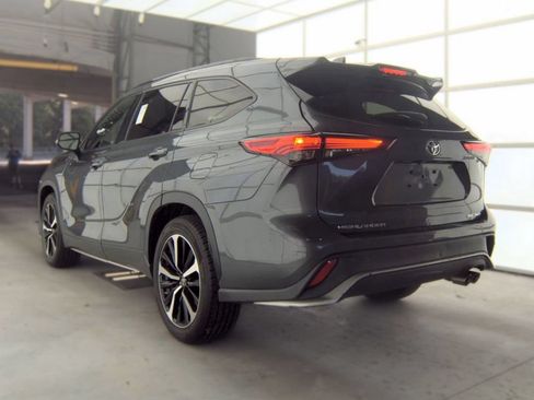 Used 2021 Toyota Highlander XSE AWD/4WD image 3