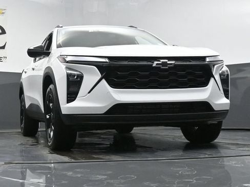 New 2026 Chevrolet Trax LT w/ Sunroof Package FWD image 3