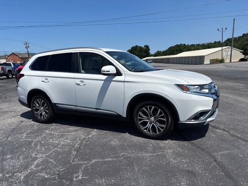 Used 2017 Mitsubishi Outlander SEL AWD/4WD image 1