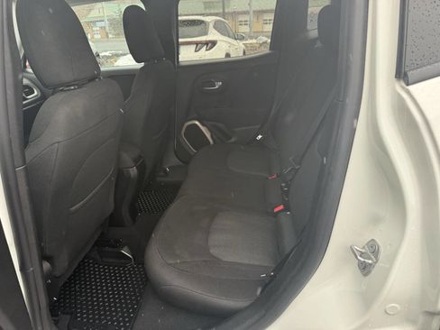 Used 2017 Jeep Renegade Latitude w/ Cold Weather Group image 19