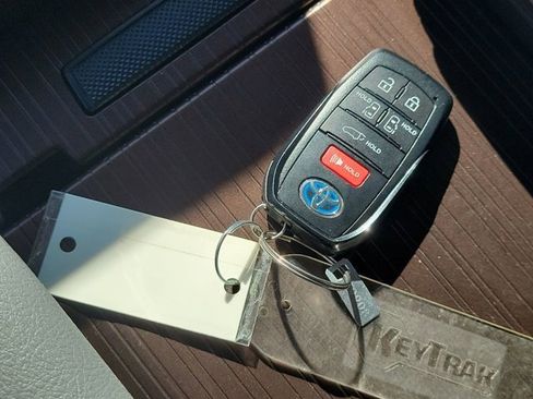 Used 2023 Toyota Sienna XLE image 29