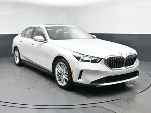 Used 2025 BMW 530i image 2