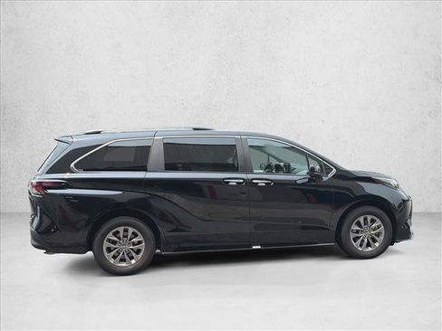 Used 2024 Toyota Sienna XLE AWD/4WD image 4